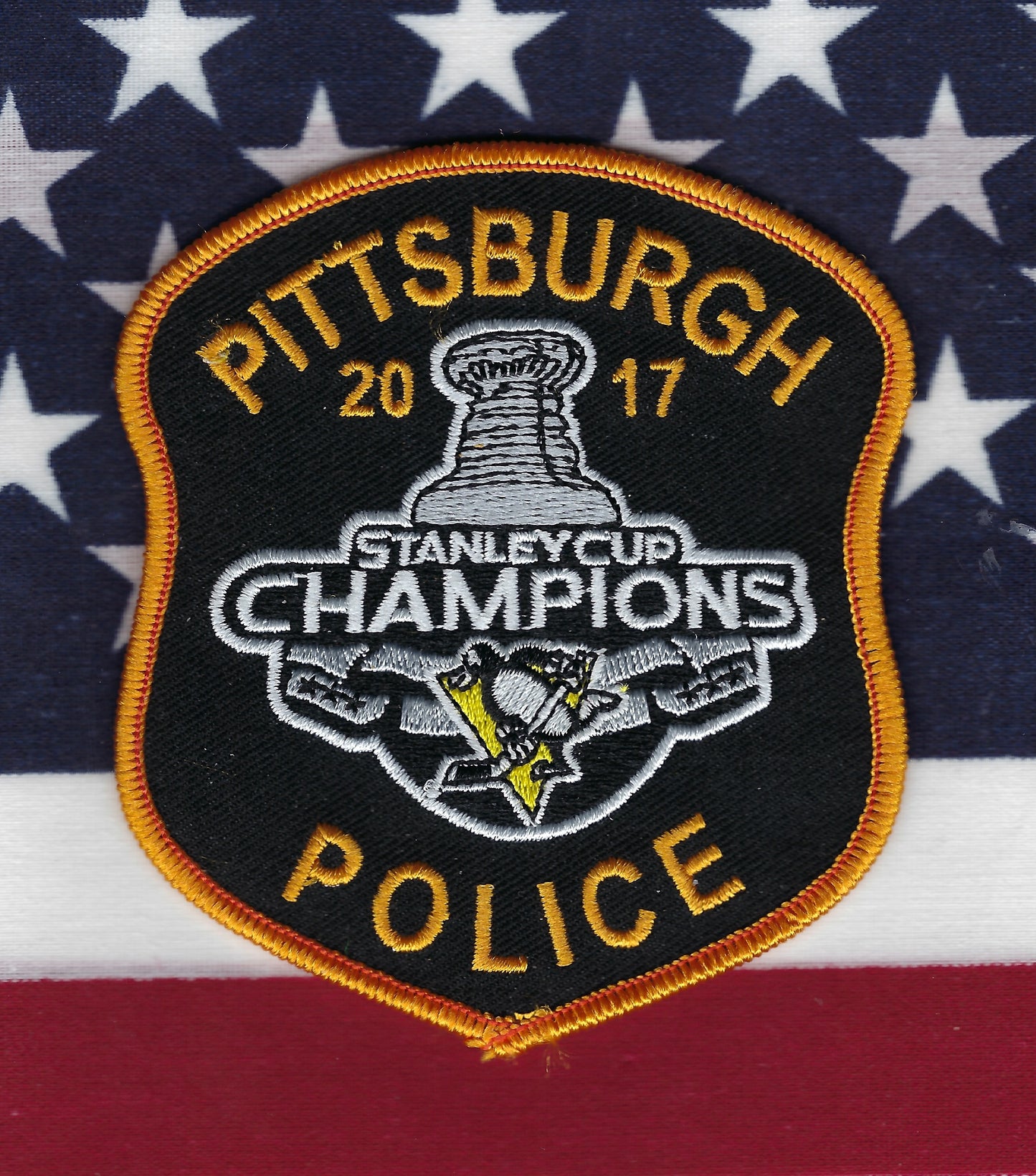 PITTSBURGH, PENNSYLVANIA POLICE DEPT 'PITTSBURGH PENQUINS' EMBROIDERED TRIBUTE PATCH.